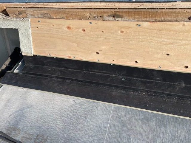 明石市で下地材の補強中